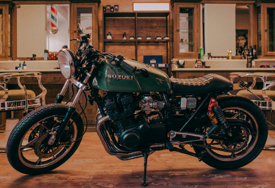 barbershop i Kalmar med motorcykel i salongen